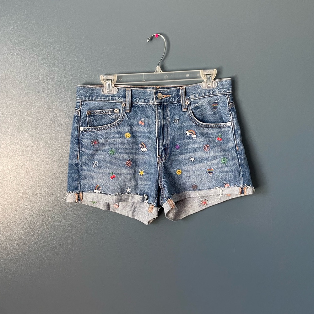 ADORABLE jean shorts🌈